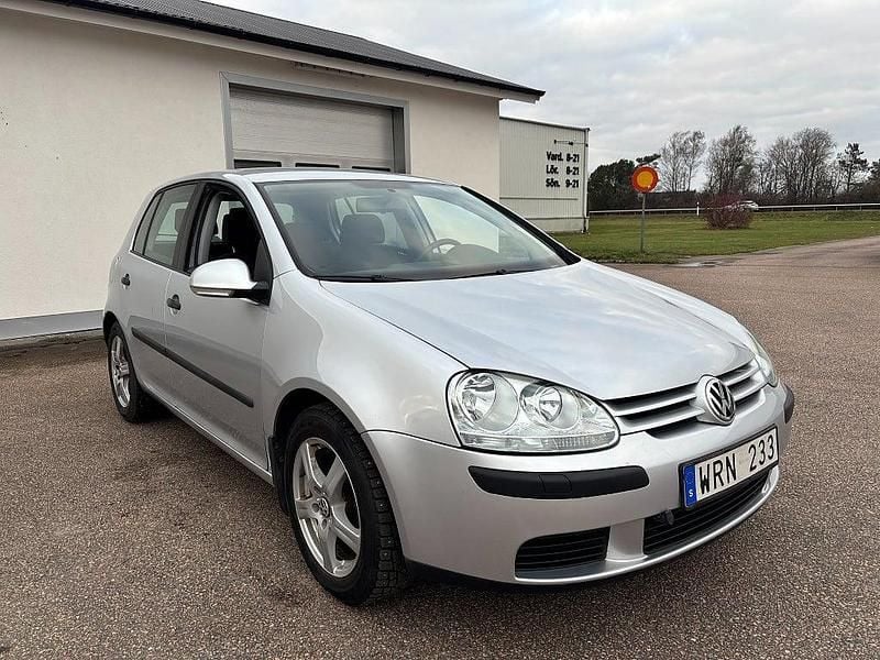 Silver Begagnad 2005 VW Golf IV Trendline Halvkombi | 30 000 kr (Marknadspris) - Bild 1/4