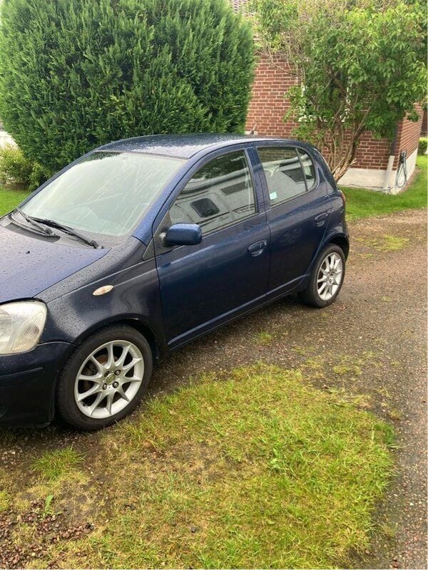 Blå Begagnad 2003 Toyota Yaris Halvkombi | 18 000 kr (Bra pris) - Bild 1/4