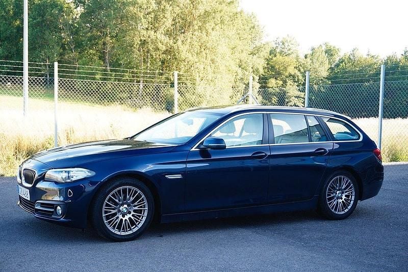 Blå Begagnad 2016 BMW 520 Kombi | 199 900 kr (Marknadspris) - Bild 1/4