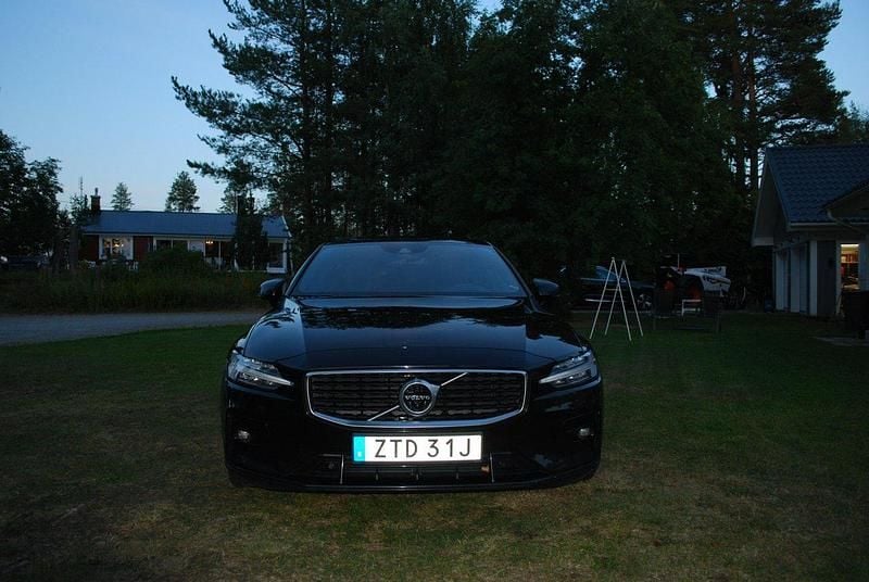 Svart Begagnad 2020 Volvo S60 R-Design Sedan | 324 000 kr (Marknadspris) - Bild 1/4