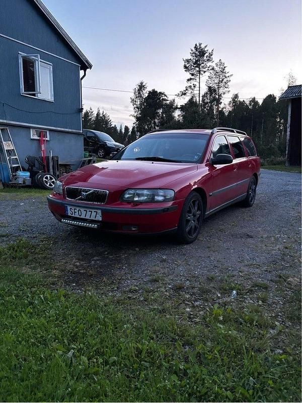 Röd Begagnad 2001 Volvo V70 Business Edition Kombi | 16 000 kr (Marknadspris) - Bild 1/4