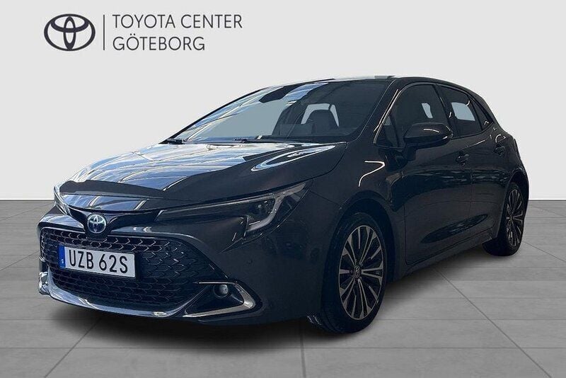 Mörkgrå Begagnad 2024 Toyota Corolla Hybrid Style Halvkombi | 319 900 kr (Marknadspris) - Bild 1/3