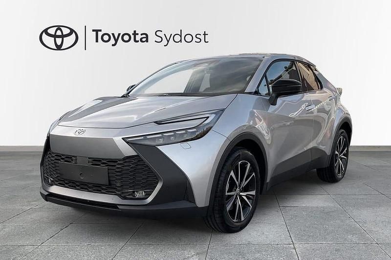 Silver Ny 2025 Toyota C-HR Style SUV | 409 800 kr (Marknadspris) - Bild 1/4