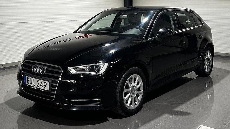 Svart Begagnad 2015 Audi A3 Sportback Attraction Halvkombi | 119 900 kr (Marknadspris) - Bild 1/4