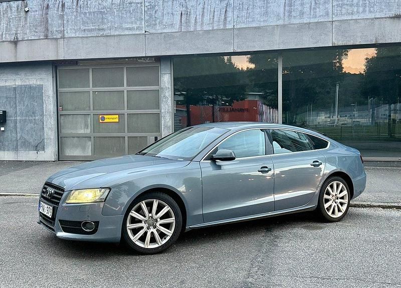 Blå Begagnad 2010 Audi A5 Sportback Comfort Halvkombi | 99 900 kr (Lite dyr) - Bild 1/4