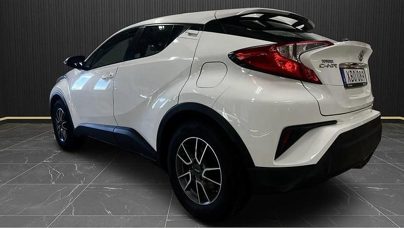 Begagnad Toyota C-HR Multidrive S 116 HK (85 kW) 2018 Vit SUV