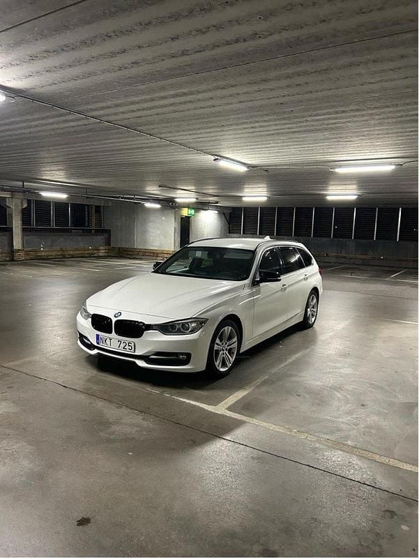 Vit Begagnad 2013 BMW 320 Sport Line Kombi | 120 000 kr (Lite dyr) - Bild 1/4