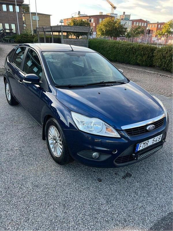 Blå Begagnad 2011 Ford Focus Halvkombi | 27 500 kr (Marknadspris) - Bild 1/4