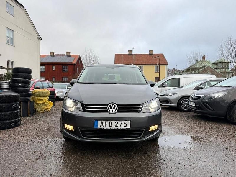 Grå Begagnad 2014 VW Sharan Minibuss | 92 500 kr (Marknadspris) - Bild 1/4