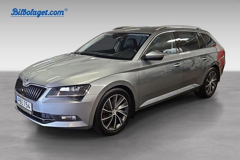 Grå Begagnad 2017 Skoda Superb LAURIN & KLEMENT Kombi | 179 000 kr (Marknadspris) - Bild 1/4