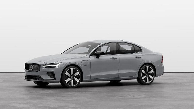 Grå Ny 2024 Volvo S60 Plus Sedan | 494 900 kr (Marknadspris) - Bild 1/4