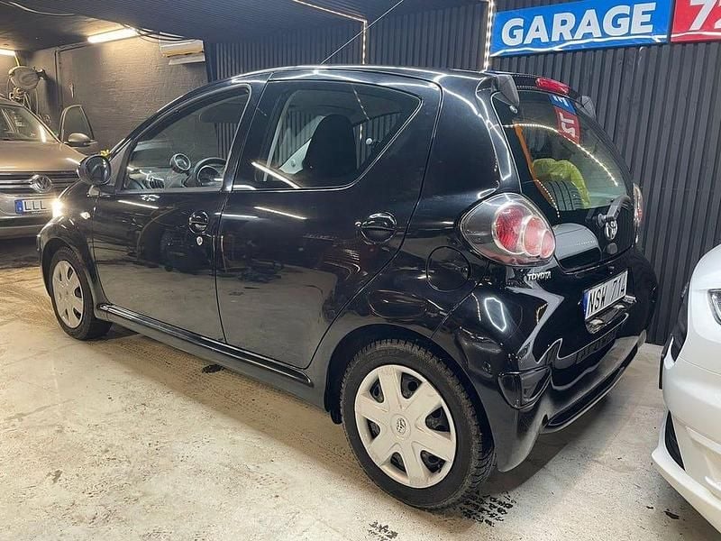 Begagnad Toyota Aygo 68 HK (50 kW) 2010 Svart Halvkombi