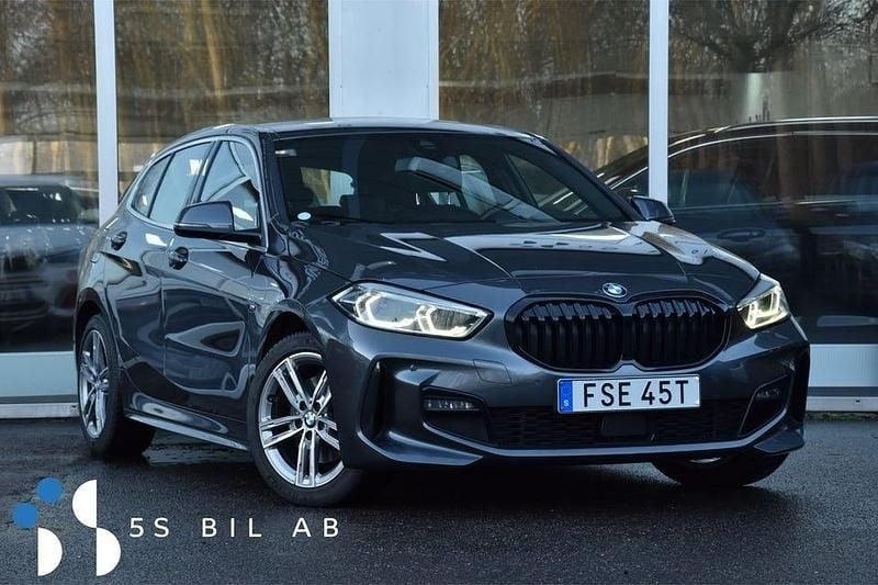 Grå Begagnad 2020 BMW 118 M Sport Halvkombi | 229 900 kr (Marknadspris) - Bild 1/2