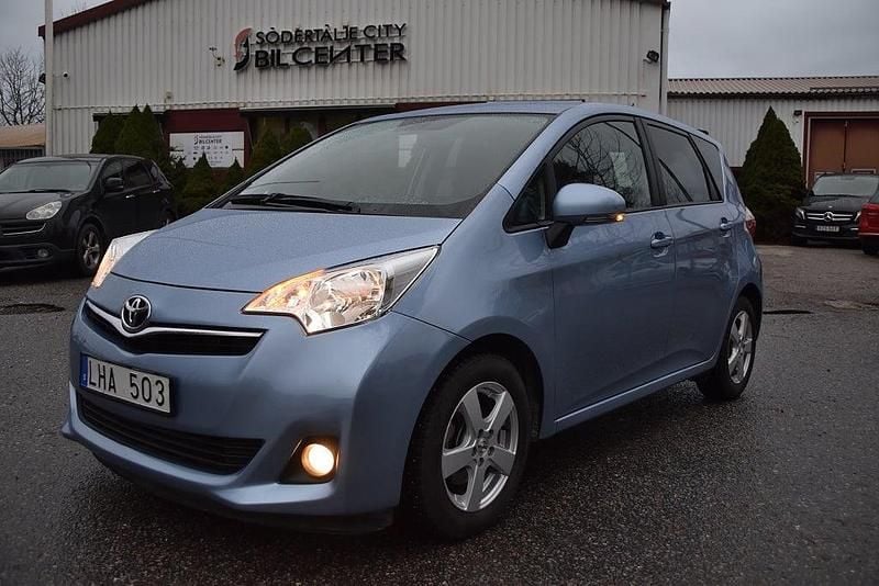 Blå met Begagnad 2011 Toyota Verso-S Multidrive S Minibuss | 99 900 kr (Marknadspris) - Bild 1/4