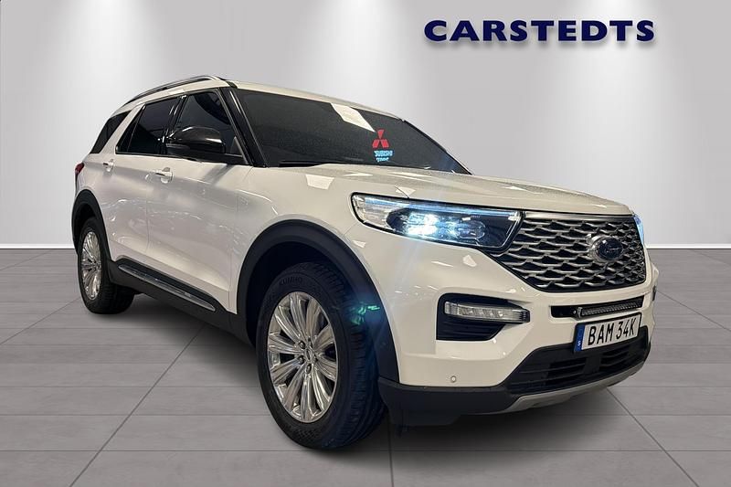 Vit Begagnad 2022 Ford Explorer Platinum SUV | 549 800 kr (Marknadspris) - Bild 1/4