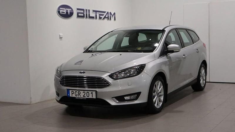 Grå Begagnad 2017 Ford Focus Titanium Kombi | 134 900 kr (Marknadspris) - Bild 1/4