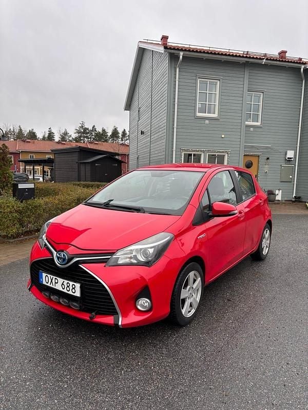 Begagnad 2015 Toyota Yaris Hybrid Halvkombi | 79 000 kr (Bra pris) - Bild 1/4