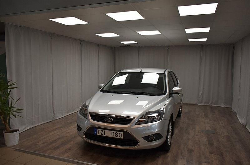 Grå Begagnad 2008 Ford Focus Titanium Halvkombi | 24 900 kr (Marknadspris) - Bild 1/4