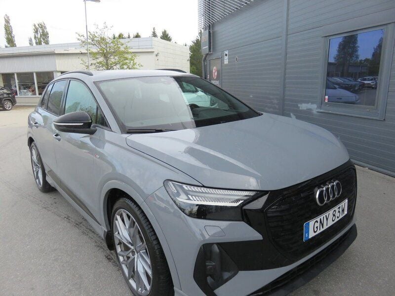 Grå Begagnad 2023 Audi Q4 e-tron Advanced SUV | 529 000 kr (Dyr) - Bild 1/4