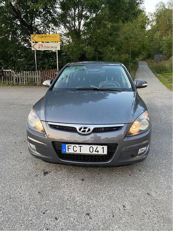 Grå Begagnad 2010 Hyundai i30 Halvkombi | 47 000 kr (Marknadspris) - Bild 1/4