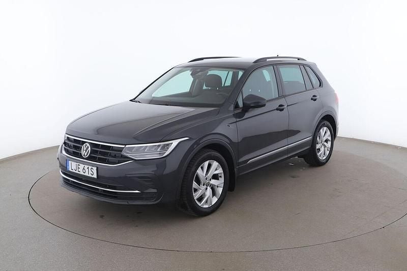 Grå Begagnad 2021 VW Tiguan SUV | 269 000 kr (Marknadspris) - Bild 1/3