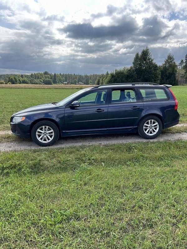 Blå Begagnad 2012 Volvo V70 Kinetic Kombi | 39 000 kr (Marknadspris) - Bild 1/4