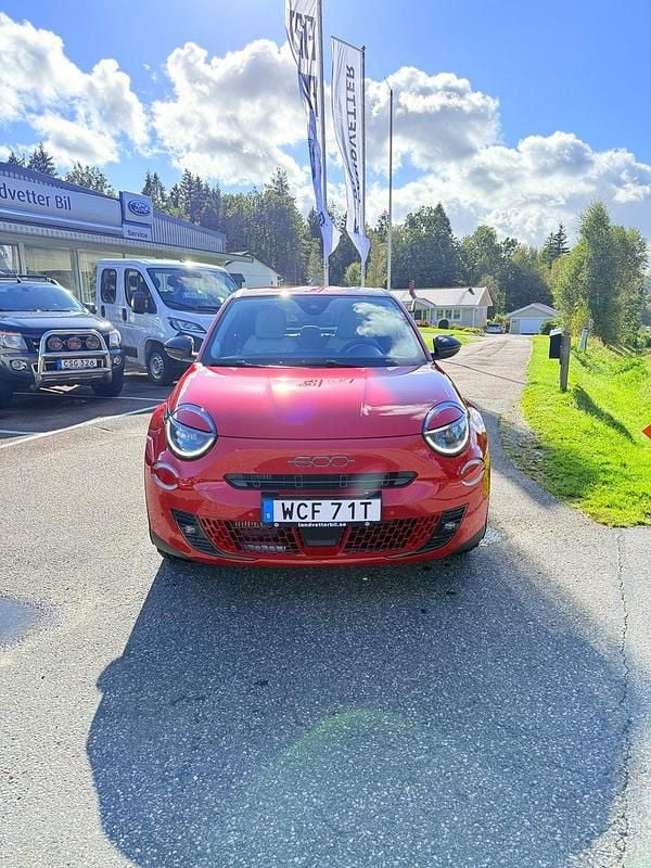 Ny Fiat 600 La Prima 101 HK (74 kW) 2025 Röd SUV