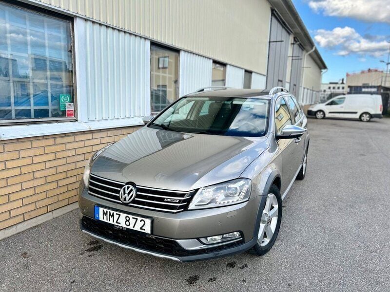 Ljusbrun (brun) Begagnad 2014 VW Passat Alltrack Kombi | 92 000 kr (Superpris) - Bild 1/4