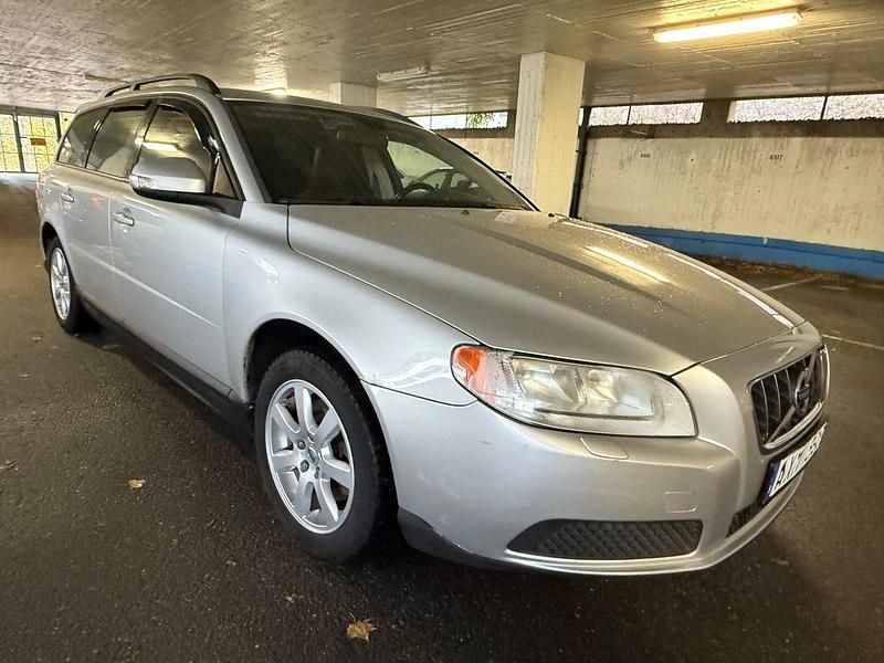 Grå Begagnad 2009 Volvo V70 Kinetic Kombi | 49 900 kr (Superpris) - Bild 1/4
