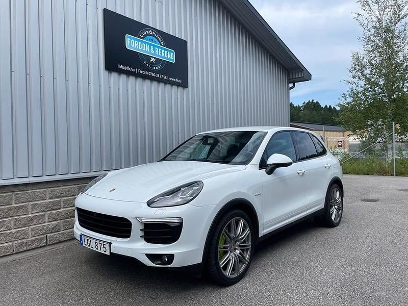 Vitmetallic Begagnad 2016 Porsche Cayenne S E-Hybrid SUV | 299 900 kr - Bild 1/4