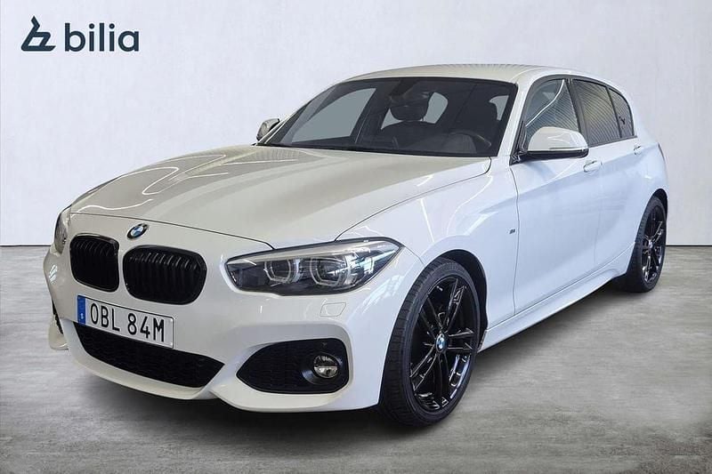 Vit Begagnad 2019 BMW 120 M Sport Halvkombi | 219 900 kr (Marknadspris) - Bild 1/3