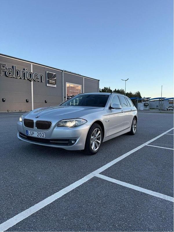 Grå Begagnad 2011 BMW 520 Kombi | 110 000 kr (Marknadspris) - Bild 1/4