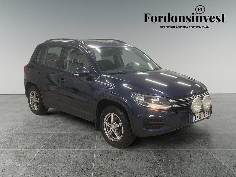 Mörkblå (blå) Begagnad 2012 VW Tiguan Track & Field SUV | 89 500 kr (Marknadspris) - Bild 1/4