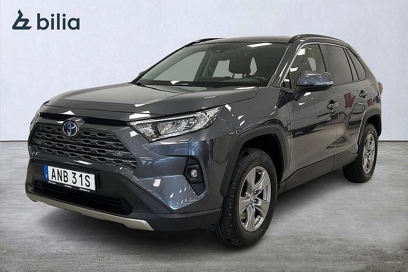 Mörkgrå Begagnad 2022 Toyota RAV4 Hybrid Active SUV | 364 900 kr (Marknadspris) - Bild 1/3