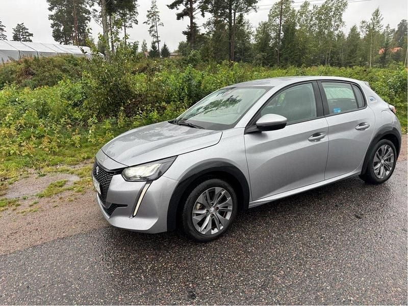 Grå Begagnad 2020 Peugeot e-208 Allure Halvkombi | 157 000 kr (Marknadspris) - Bild 1/4