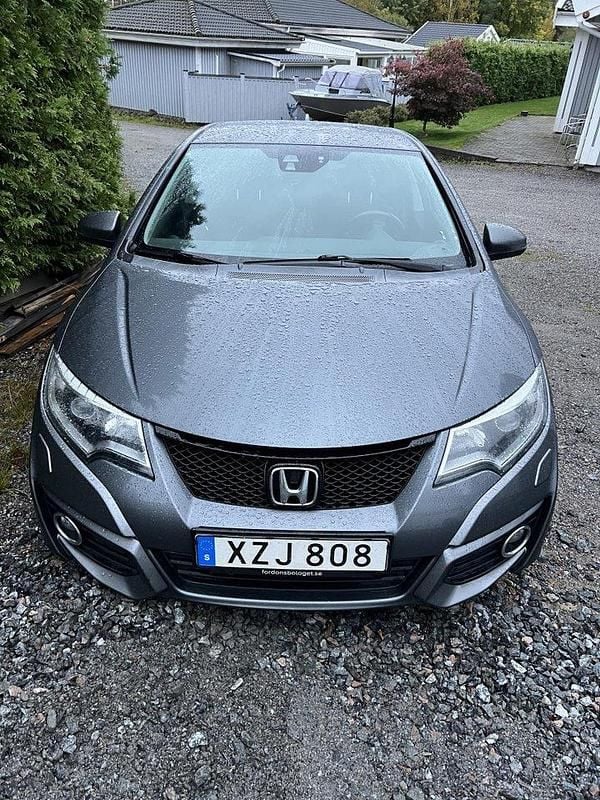 Grå Begagnad 2015 Honda Civic Sport Halvkombi | 71 000 kr (Bra pris) - Bild 1/4