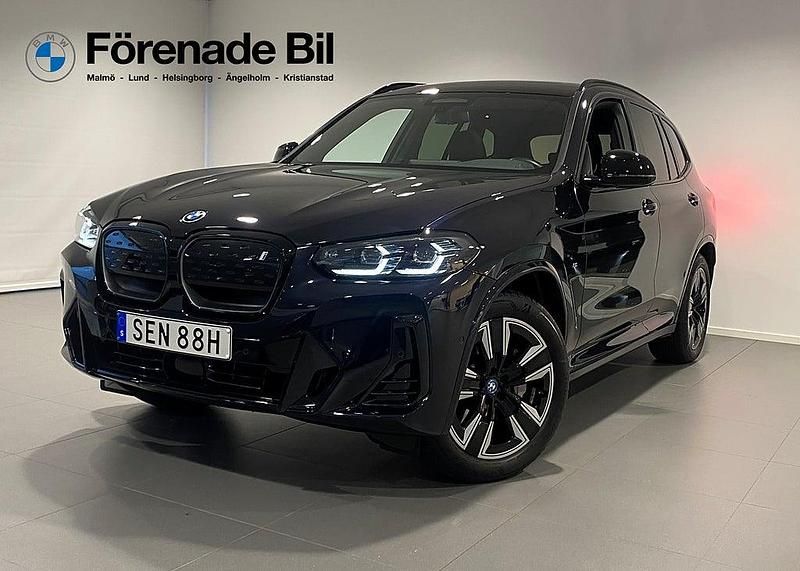Svart Begagnad 2024 BMW iX3 Shadowline SUV | 589 000 kr (Marknadspris) - Bild 1/4