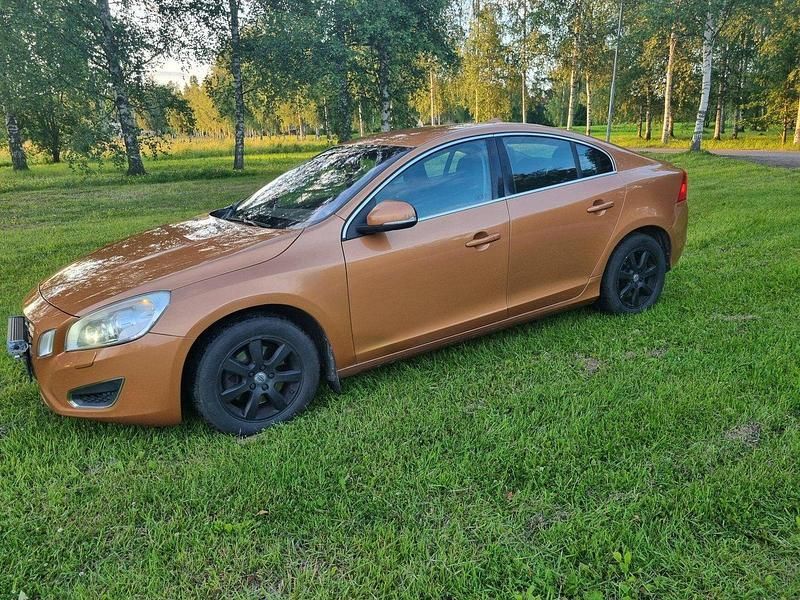 Brun Begagnad 2011 Volvo S60 Momentum Sedan | 59 900 kr (Marknadspris) - Bild 1/4
