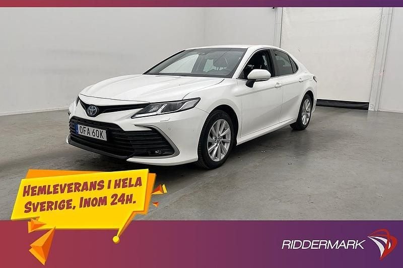 Vit Begagnad 2024 Toyota Camry Hybrid Executive Sedan | 369 800 kr (Marknadspris) - Bild 1/3