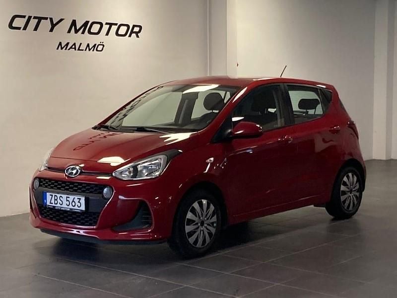 Röd Begagnad 2018 Hyundai i10 Comfort Halvkombi | 109 900 kr (Marknadspris) - Bild 1/4