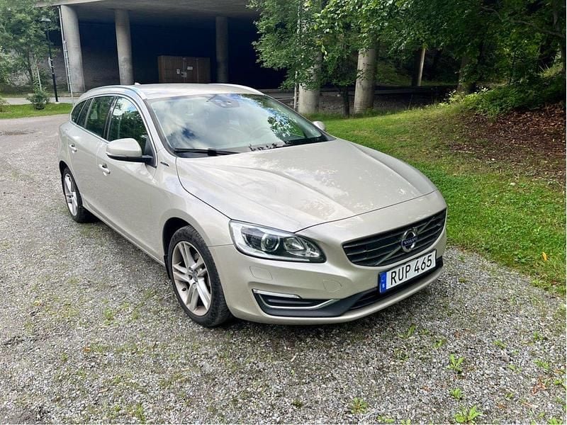 Brun Begagnad 2017 Volvo V60 Summum Kombi | 200 000 kr (Marknadspris) - Bild 1/4