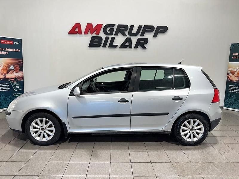 Begagnad VW Golf IV Trendline 102 HK (75 kW) 2006 Silver Halvkombi