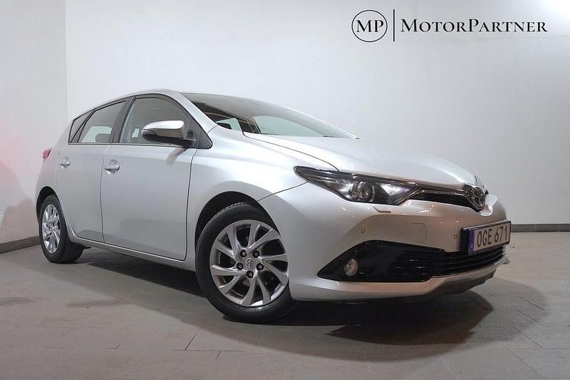 Silver Begagnad 2016 Toyota Auris Hybrid Active Halvkombi | 119 900 kr (Bra pris) - Bild 1/4