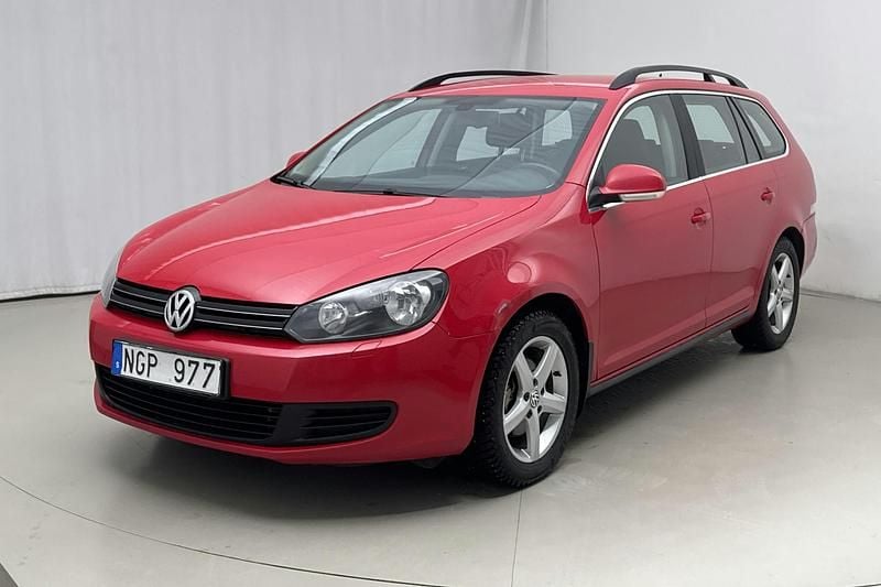 Röd Begagnad 2013 VW Golf VI Halvkombi | 36 000 kr (Superpris) - Bild 1/4