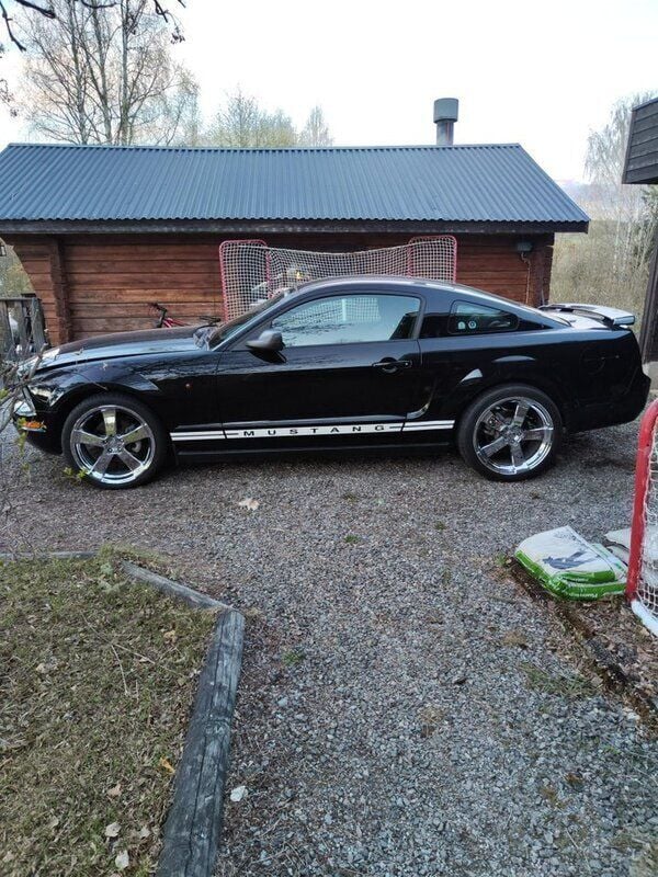 Svart Begagnad 2005 Ford Mustang Sportkupé | 110 000 kr (Marknadspris) - Bild 1/4
