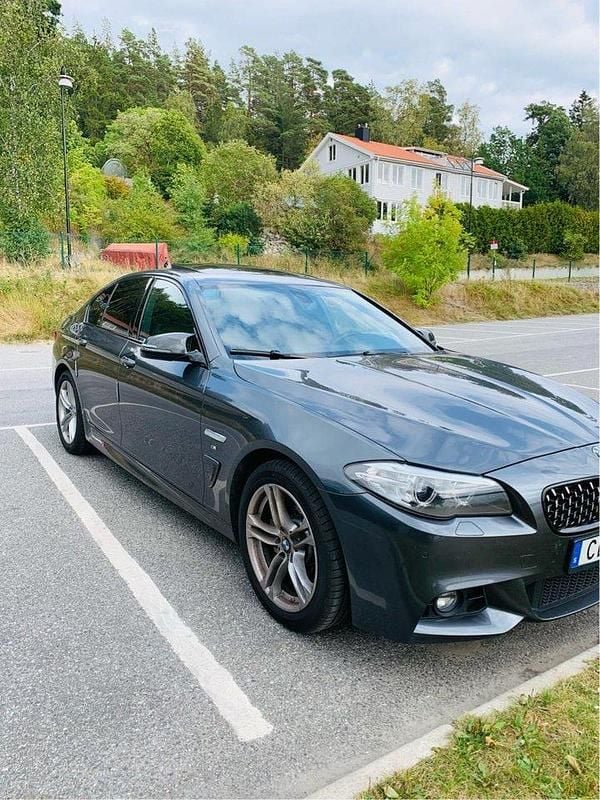 Grå Begagnad 2016 BMW 520 M Sport Sedan | 229 900 kr (Dyr) - Bild 1/4