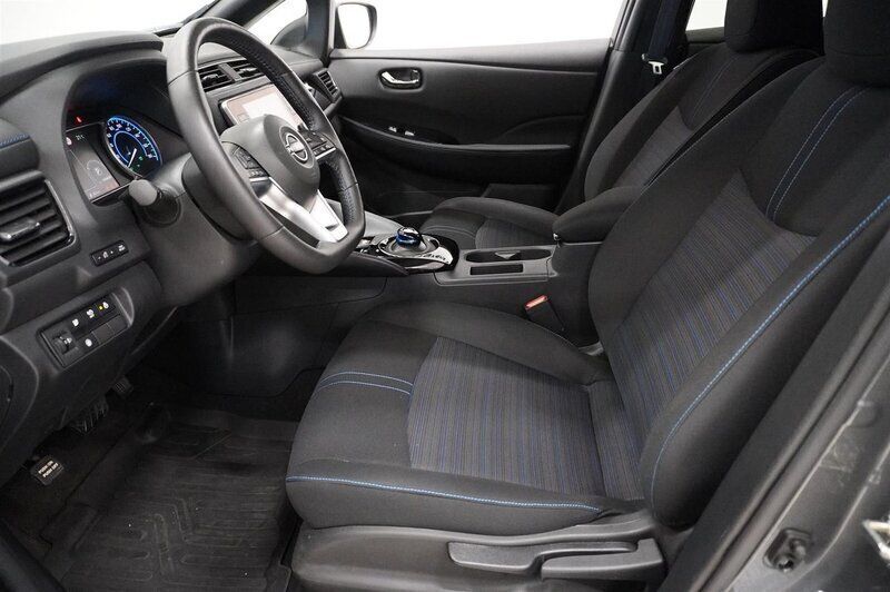 Begagnad Nissan Leaf Acenta 160 kW (218 HK) 2023 Grå/silver Halvkombi