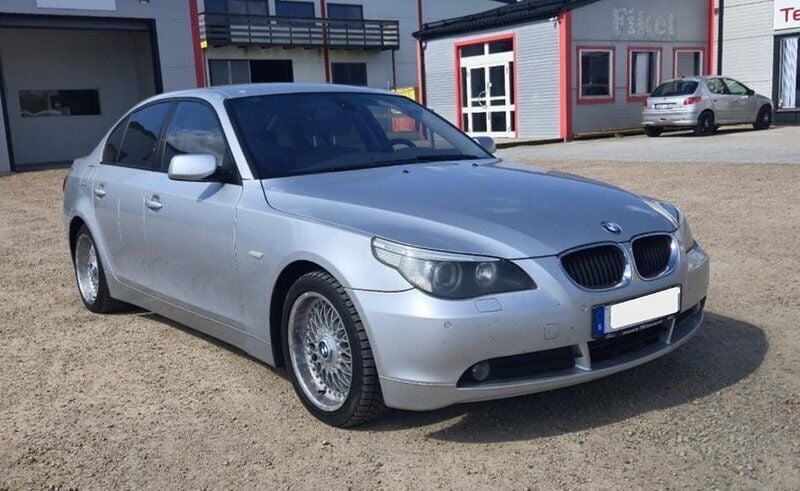 Silver Begagnad 2005 BMW 523 Comfort Edition Sedan | 29 900 kr (Marknadspris) - Bild 1/4