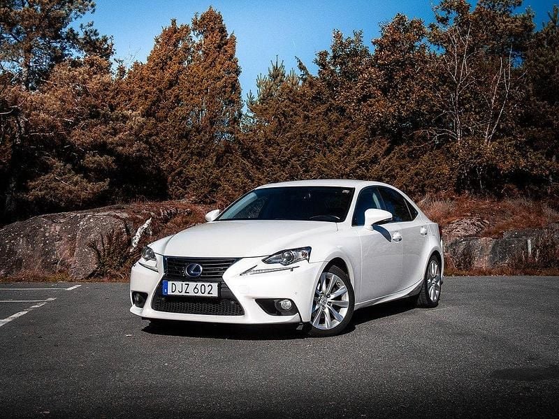 Vit Begagnad 2014 Lexus IS300h Executive Line Sedan | 124 900 kr - Bild 1/4