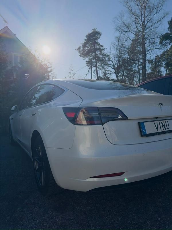 Begagnad Tesla Model 3 Standard Range Plus 239 kW (325 HK) 2020 Sedan